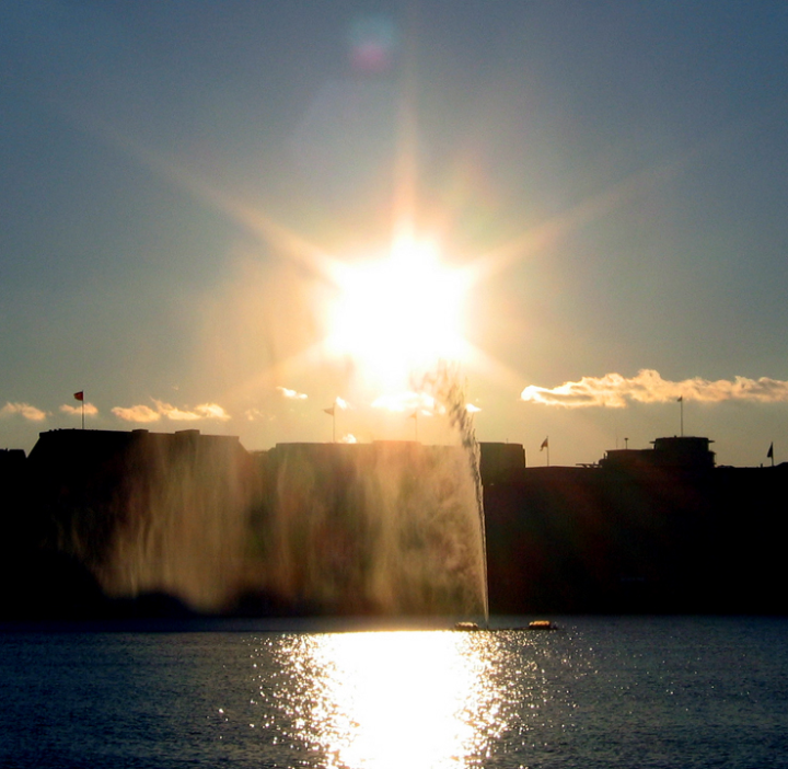 Hamburg fountain and setting sun