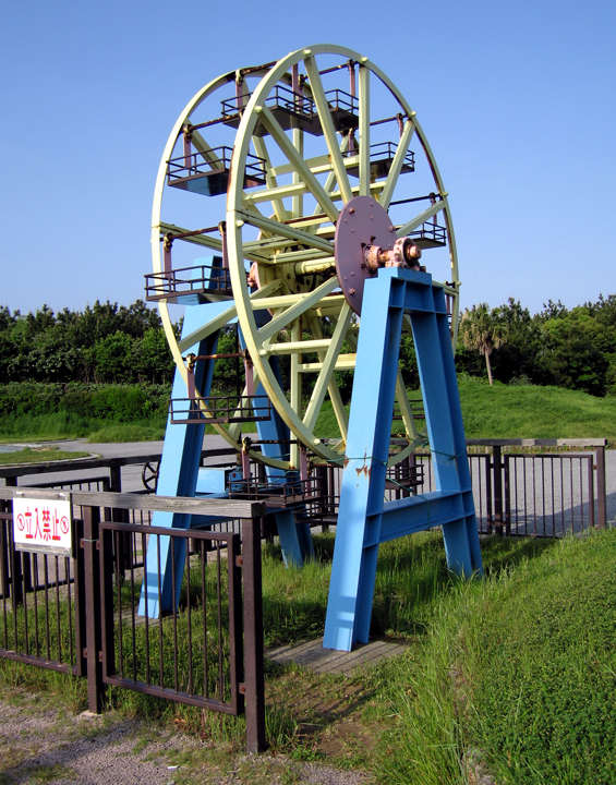 Mini-Ferris wheel at Makuhari beach park