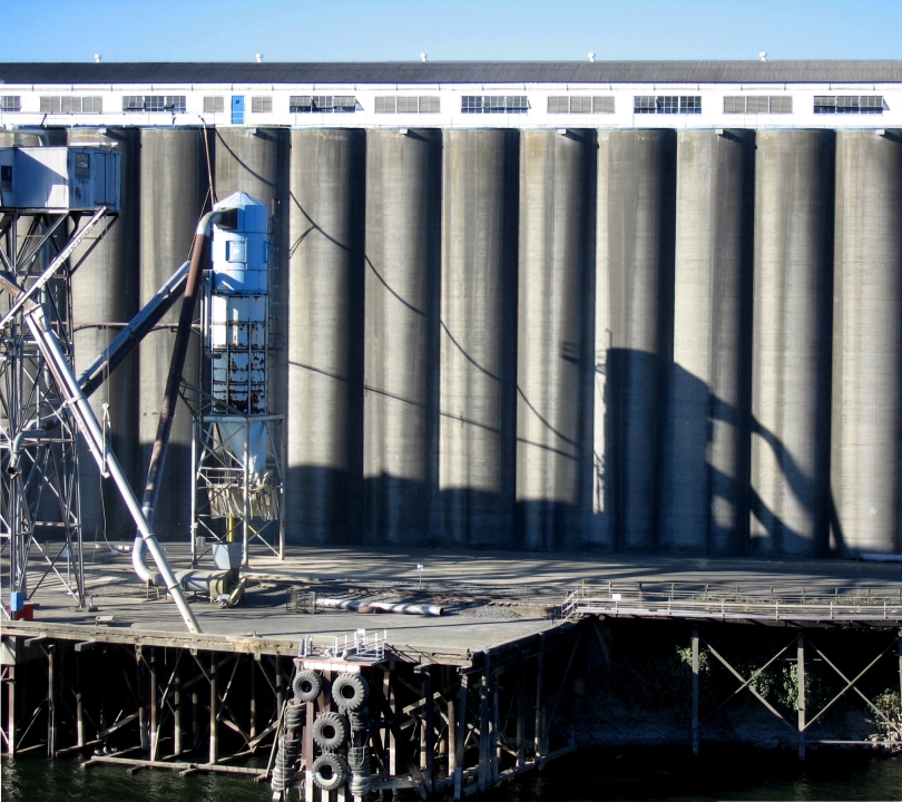 Factory by the Columbia river in Portland, Oregon