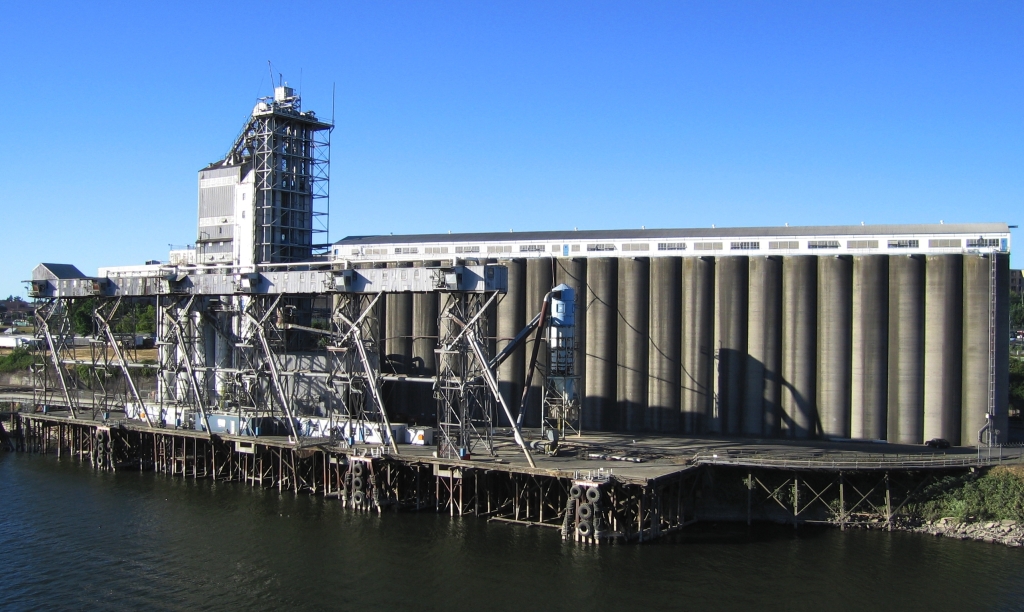 Factory by the Columbia river in Portland, Oregon