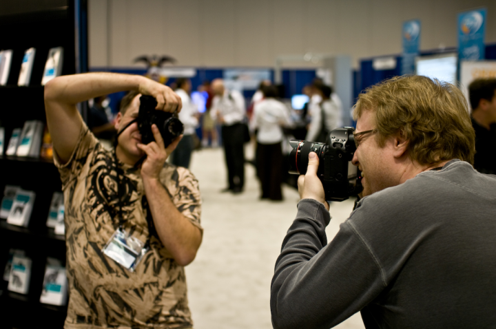 Tom Christiansen and James Duncan Davidson photograph each other at OSCON 2008
