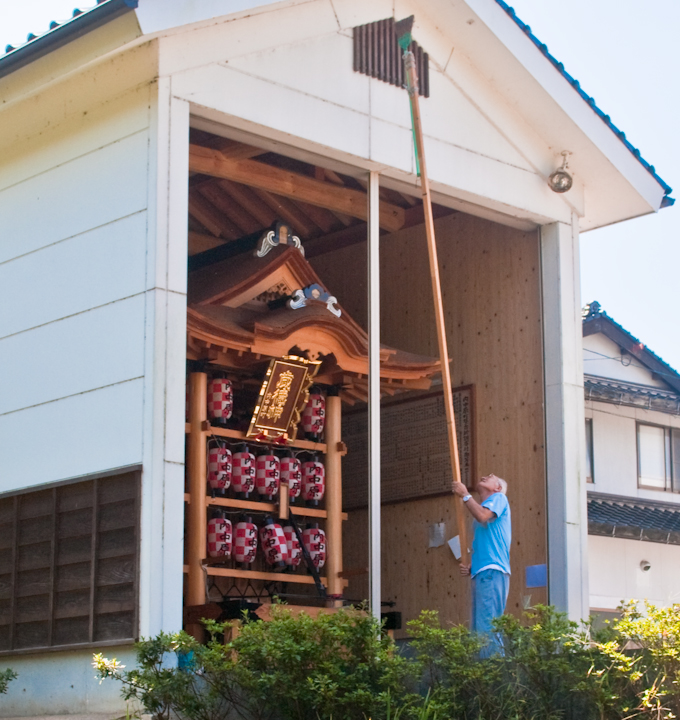 Sweeping the cobwebs off a shrine by the canal in Matsue