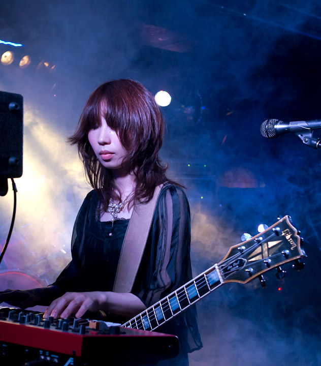 Wata of Boris, on keyboards