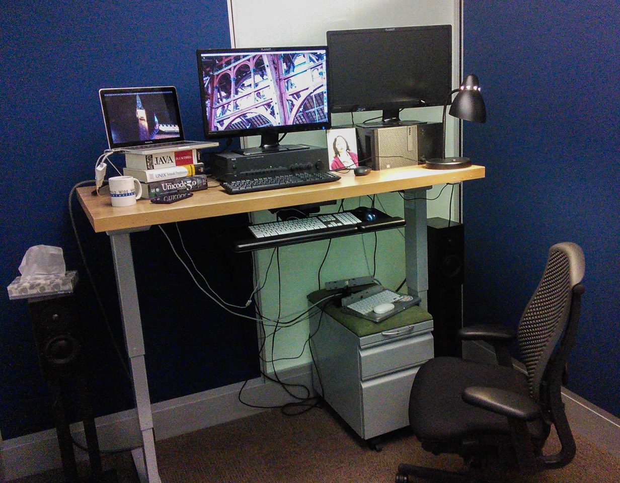 Motorized sit/stand desk