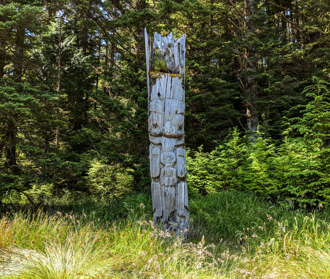 Totem pole at the SG̱ang Gwaay village site in Gwaii Haaans
