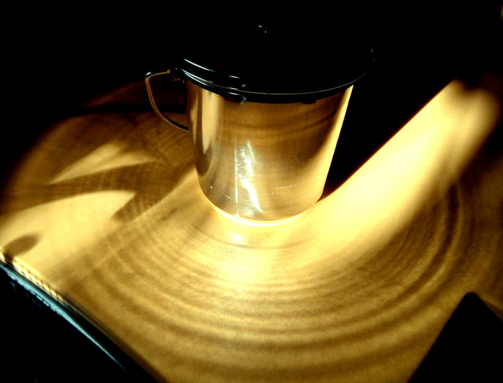 Silver sunreflection on yellow corian Silver sunreflection on yellow corian