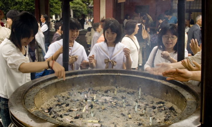 The big incense pot at Sensō-ji in Asakusa The big incense pot at Sensō-ji in Asakusa