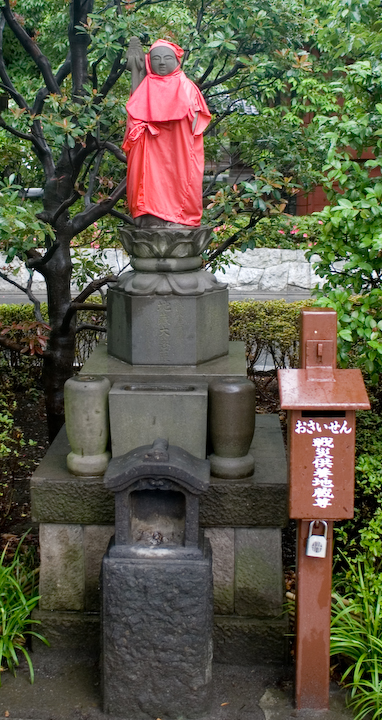 Statue robed in red in Asakusa