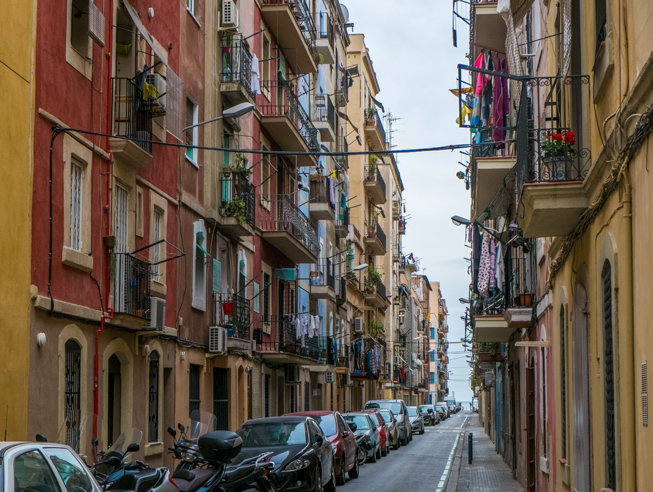 Carrer de Grau i Gorras in Barceloneta, by day