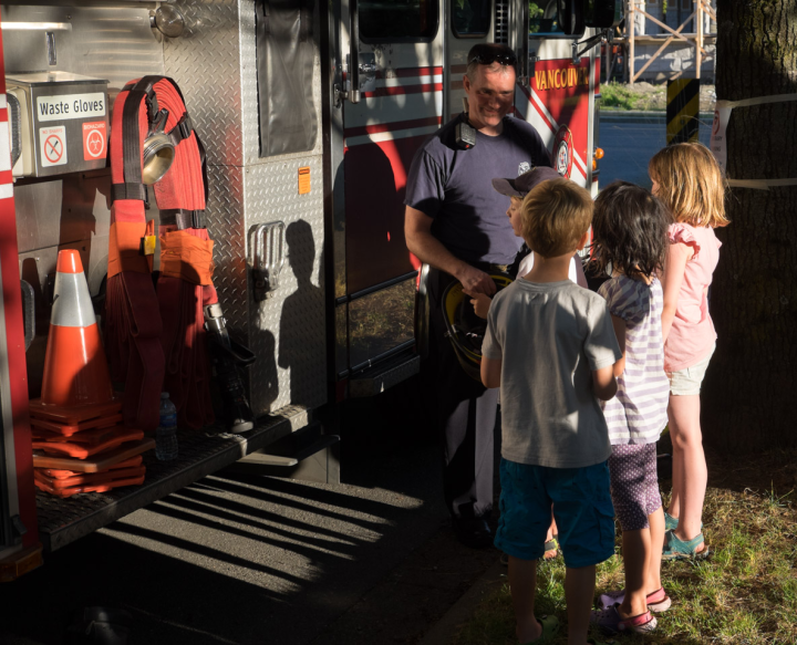 Vancouver Fireman entertains kids