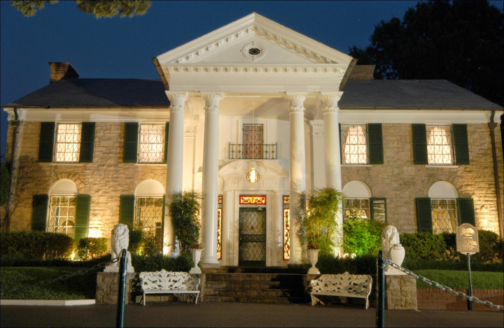 Graceland Mansion by night Graceland Mansion by night