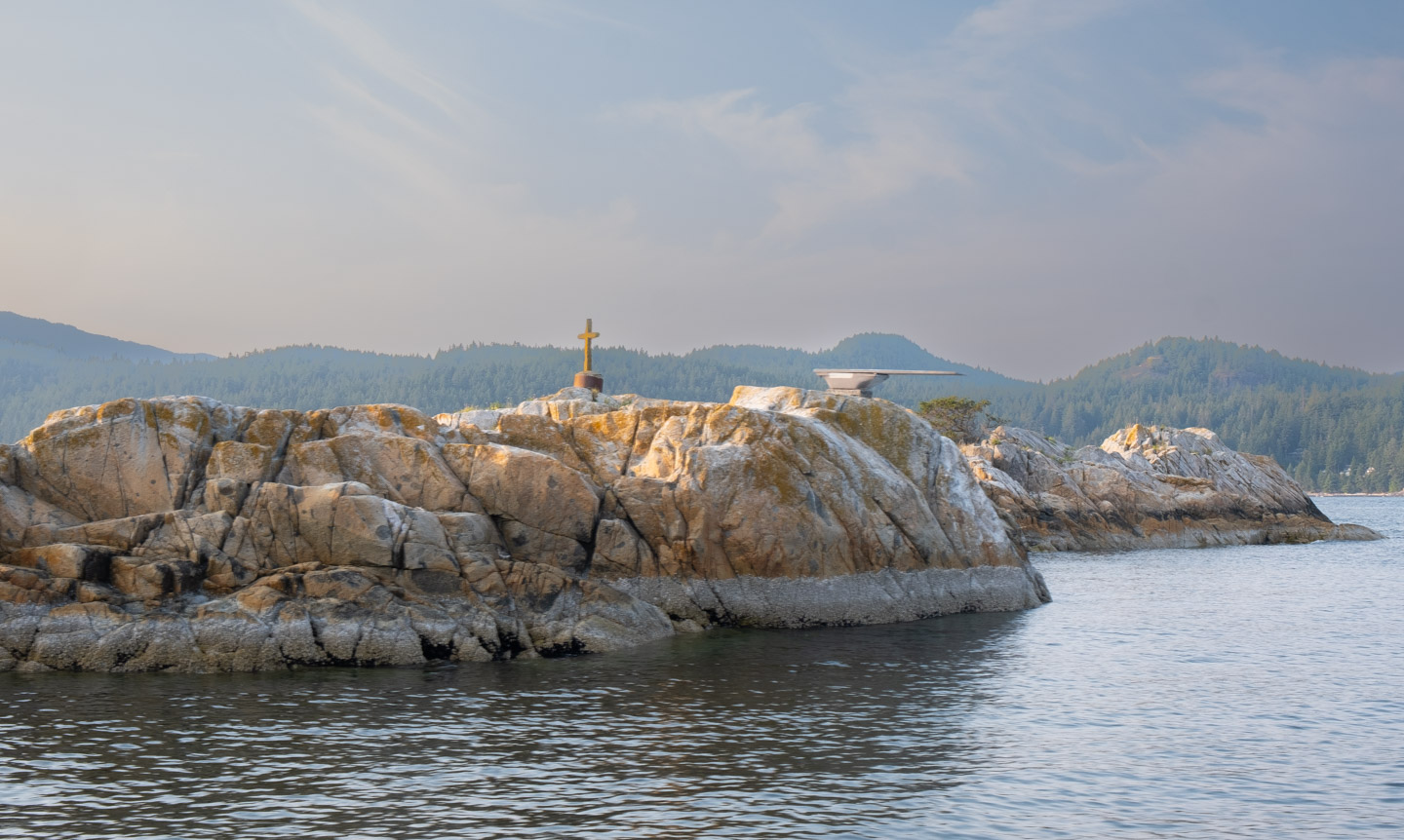 Rocky outcrop in Átl’ḵa7tsem decorated with a cross and diving board